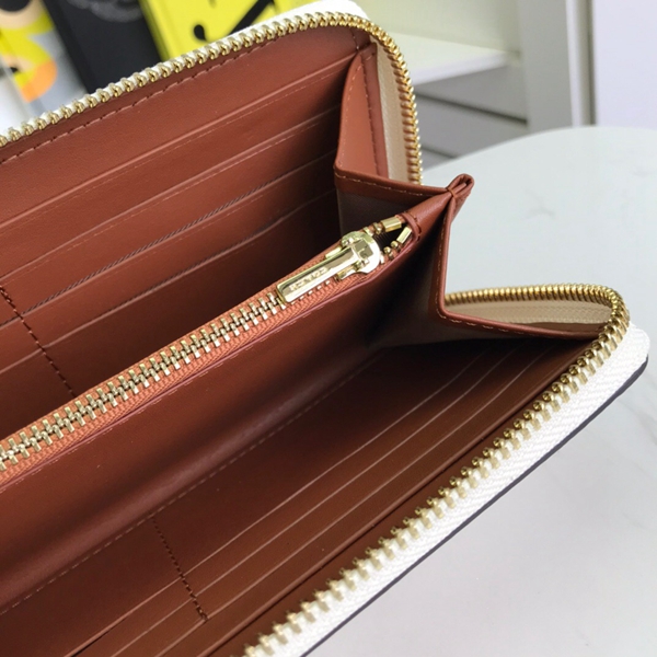 コーチ財布着用イメージ